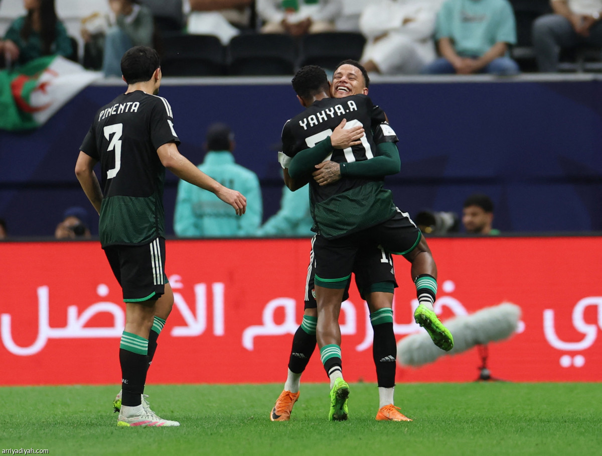 الإمارات تكمل المربع