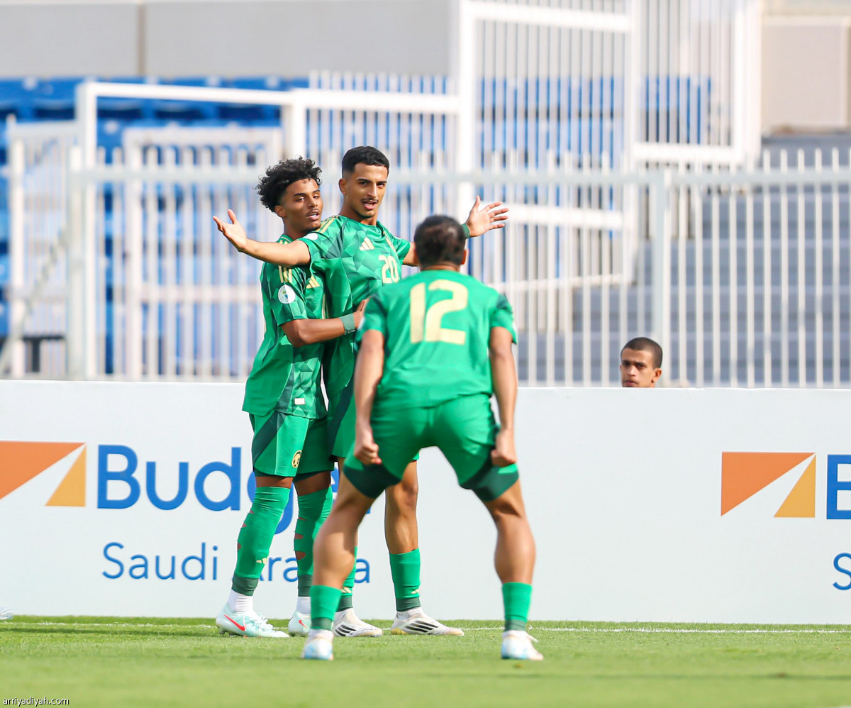 الأخضر يعبر